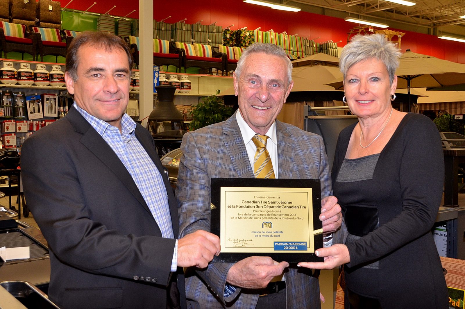 Le Canadian Tire de SaintJérôme remet 20 000 à la Maison de soins