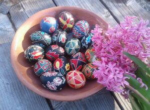 Le Pyssanka est un art traditionnel ukrainien qui consiste à décorer des oeufs pour la fête de Pâques.