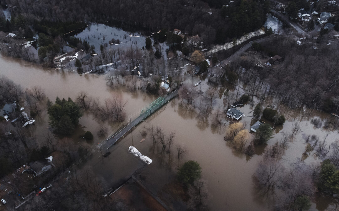 Maisons inondées et fermeture du pont Mackenzie à Saint-Colomban