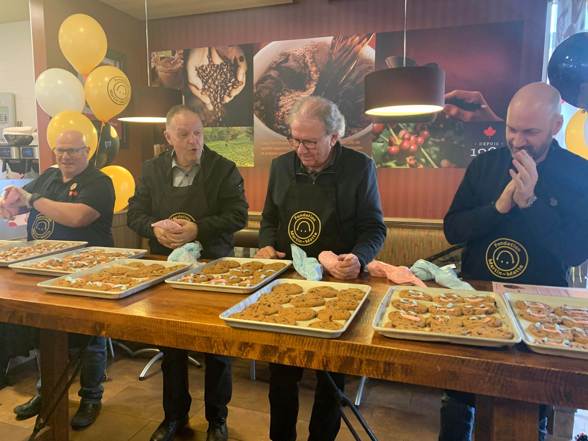 Les représentants ont participé à un concours de décoration de biscuits Fondation Martin-Matte Biscuit sourire Tim Hortons