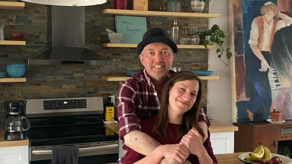 « On profite du moment pendant qu’il est là, pendant qu’il passe. Il n’y a pas une journée où on ne rigole pas. Vraiment, on se fait rire aux larmes », raconte Simon Roy à propos de sa relation avec sa conjointe, Marianne. (Crédit photo: Courtoisie)